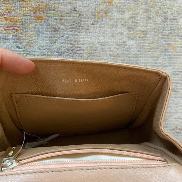 Chanel tan iridescent mini leather lucite ring handle bag - Picture 7 of 14